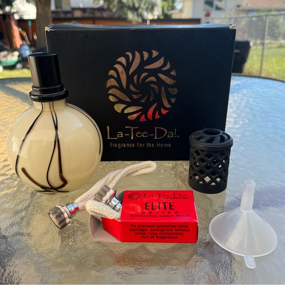 New La-Tee-Da Effusion Lamp Beige & Black Glass Lattice Crown - Picture 2 of 9